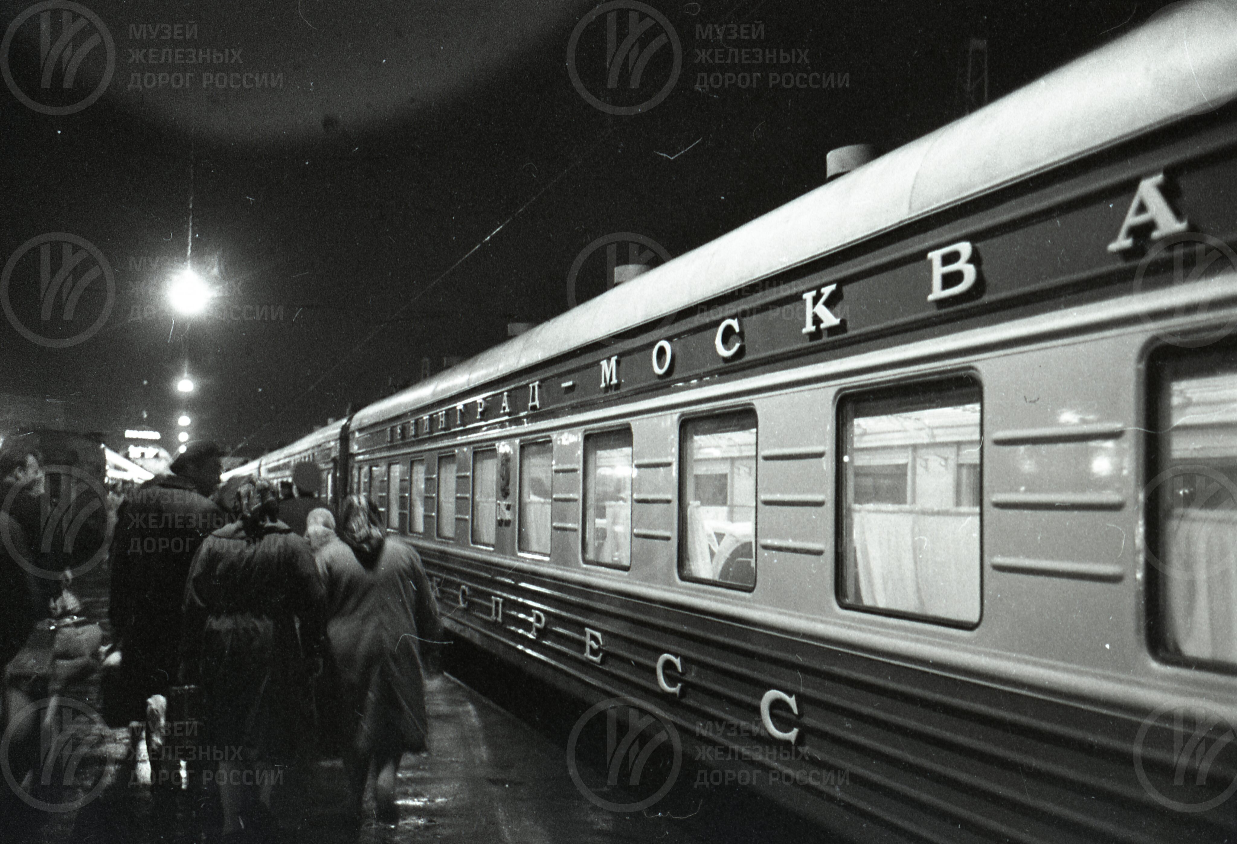Скоростной экспресс прибывает в Москву. 1965 г., image 1