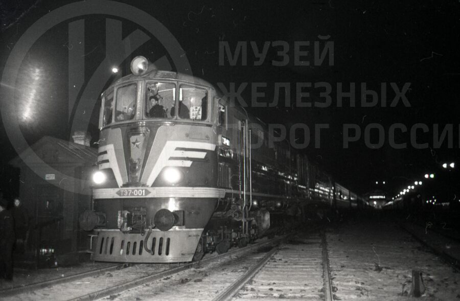 Скоростной поезд Ленинград – Москва с тепловозом ТЭ-7