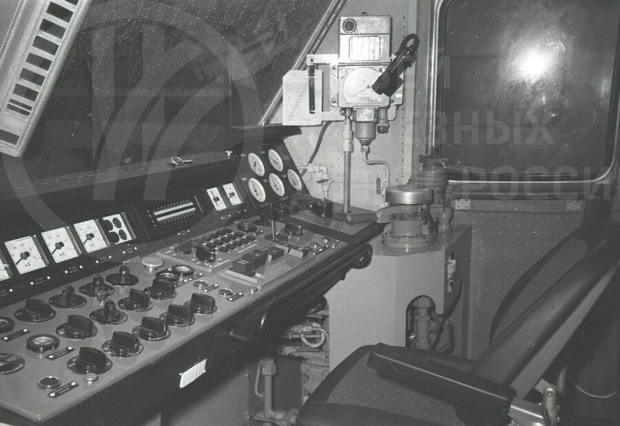 В кабине машиниста электровоза ЧС 200. 1976 г.