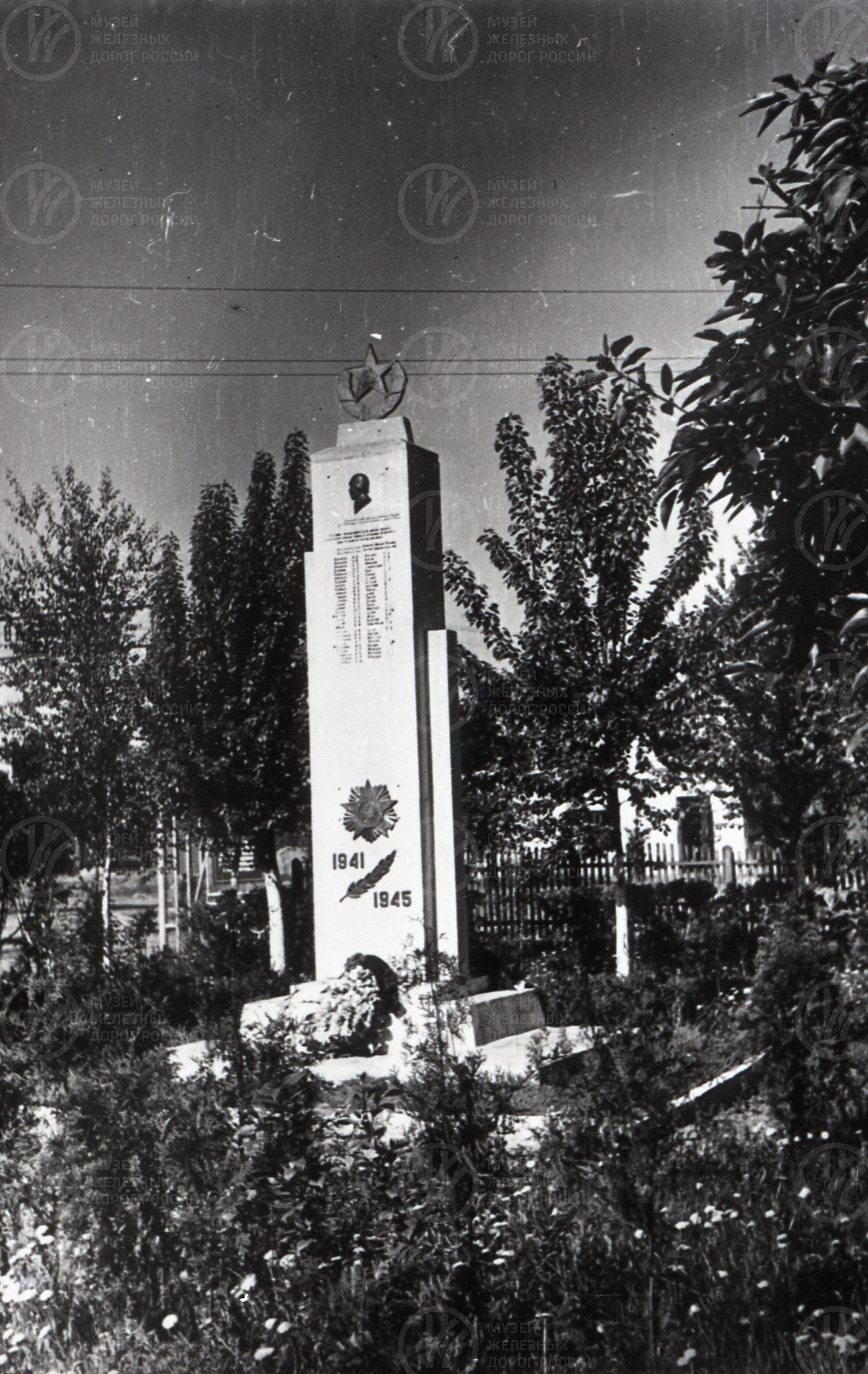 Памятник на станции Дно, изображение 1
