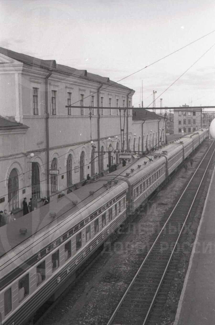 Скоростной поезд прибыл на станцию Бологое. 1965 г.