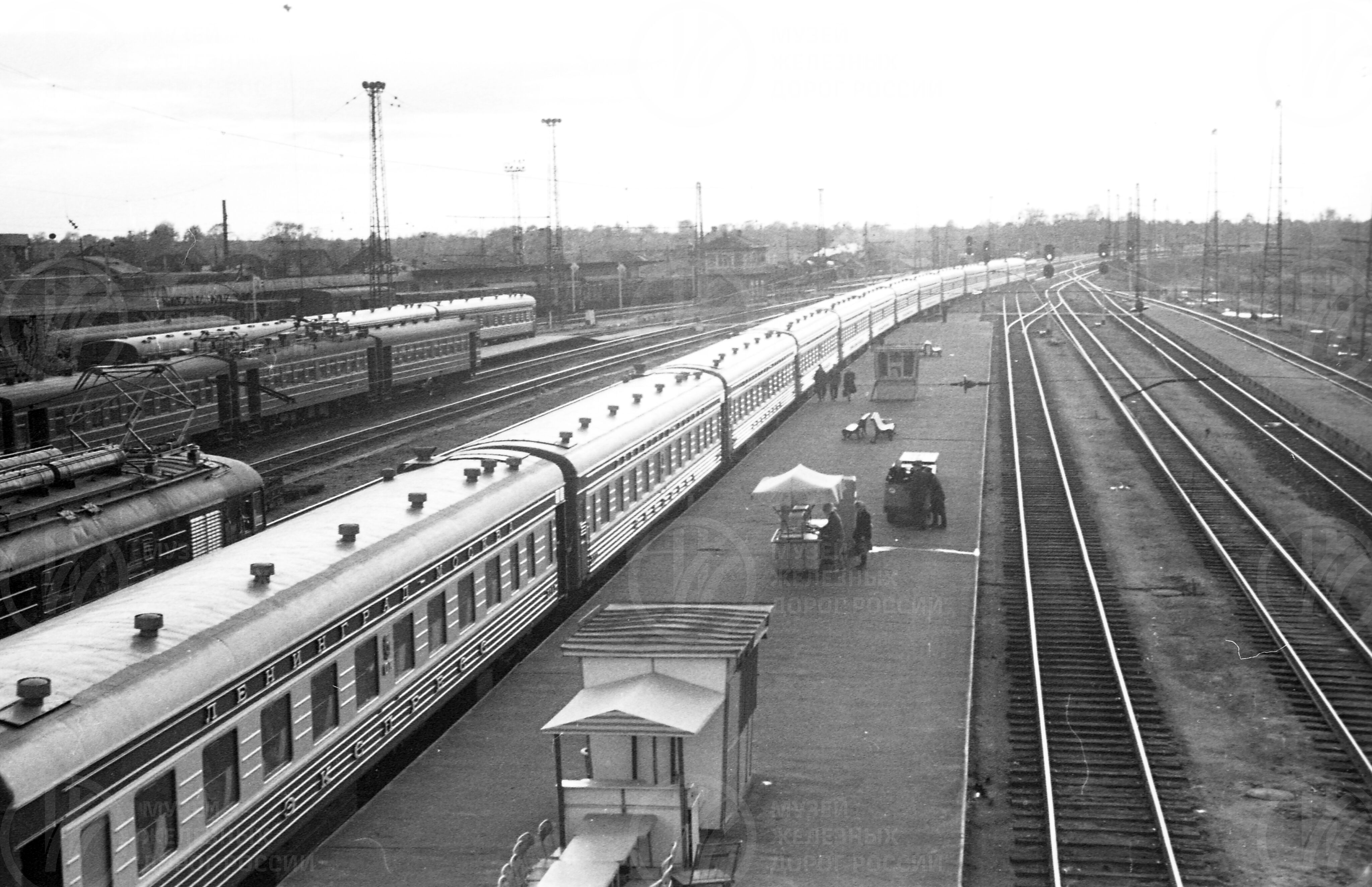 Скоростной поезд отправляется со станции Бологое. 1965 г., image 1