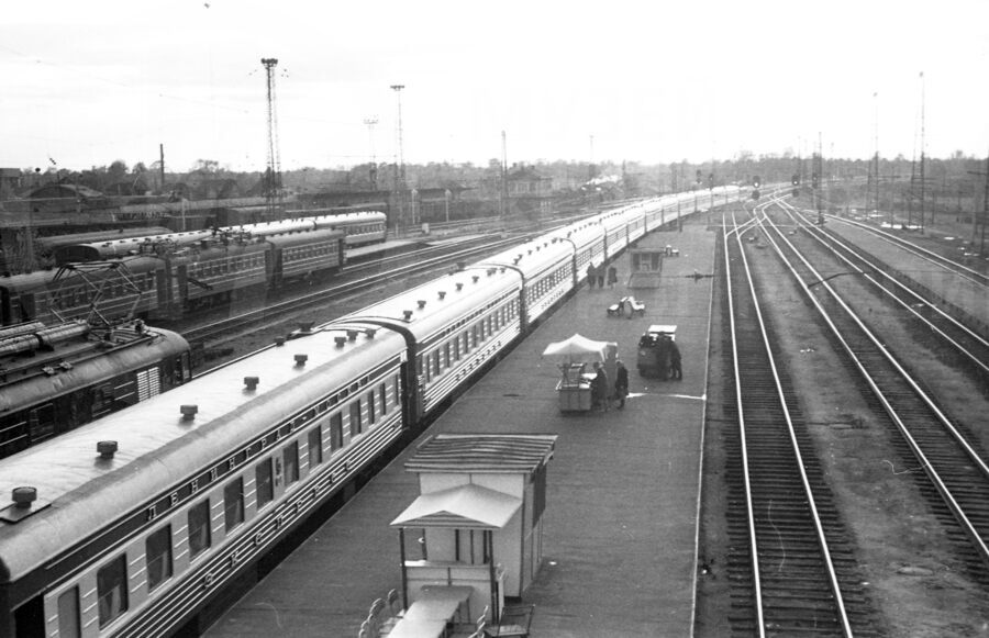 Скоростной поезд отправляется со станции Бологое. 1965 г.