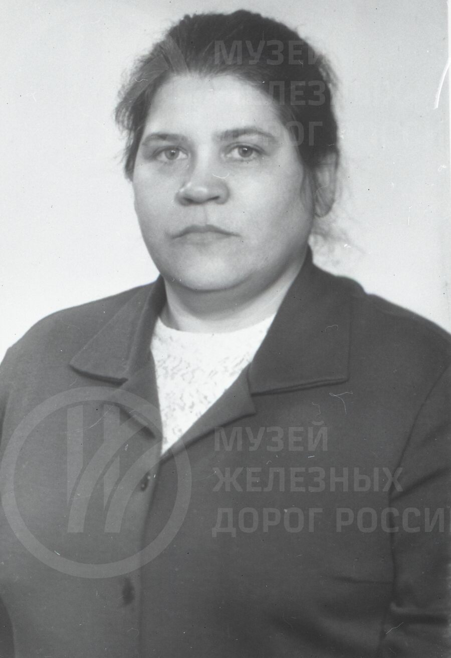 Евгения Ивановна Моргунова. Старший билетный кассир станции Дно