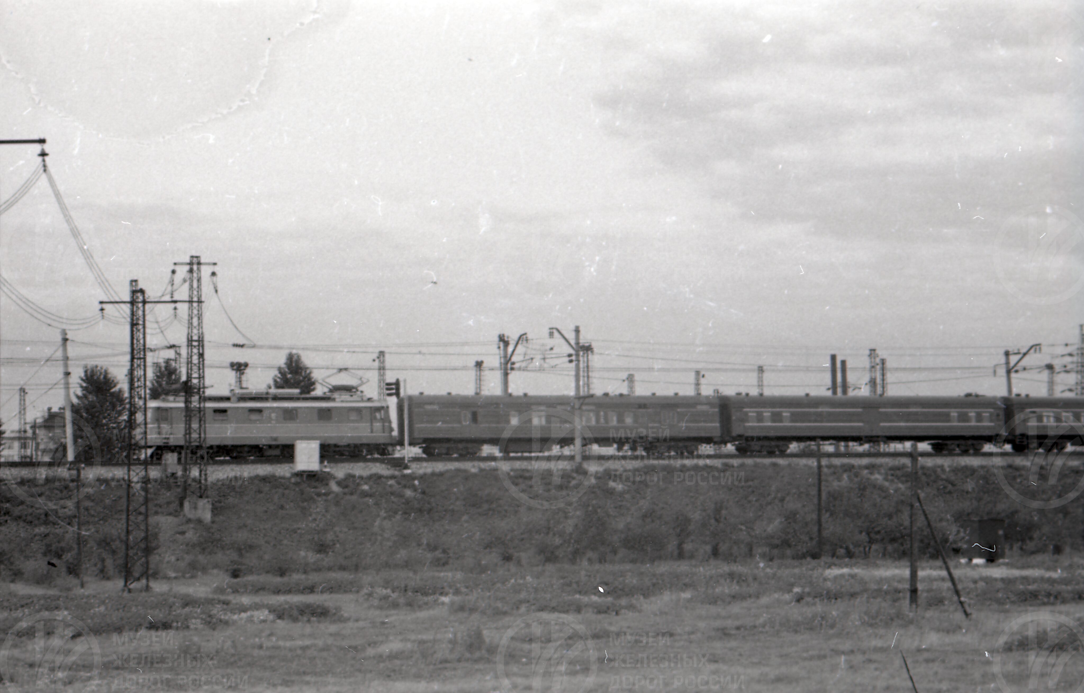Фирменный поезд «Нева» в пути. 1965 г., image 1