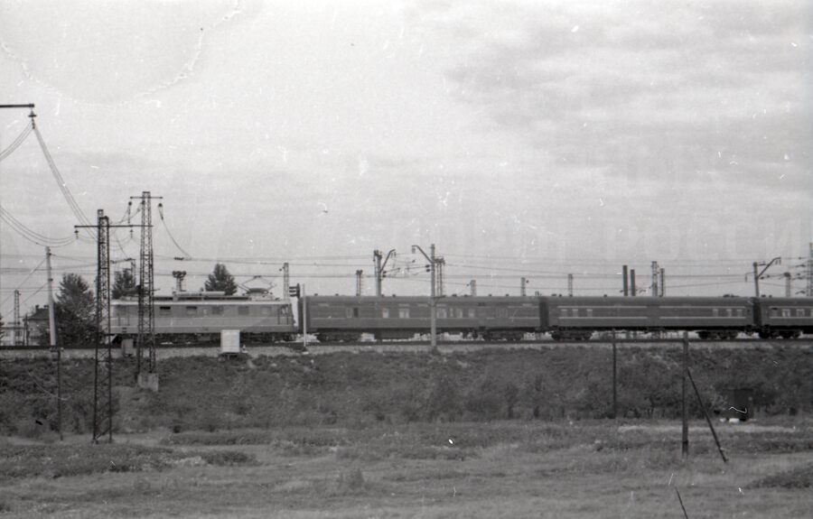 Фирменный поезд «Нева» в пути. 1965 г.