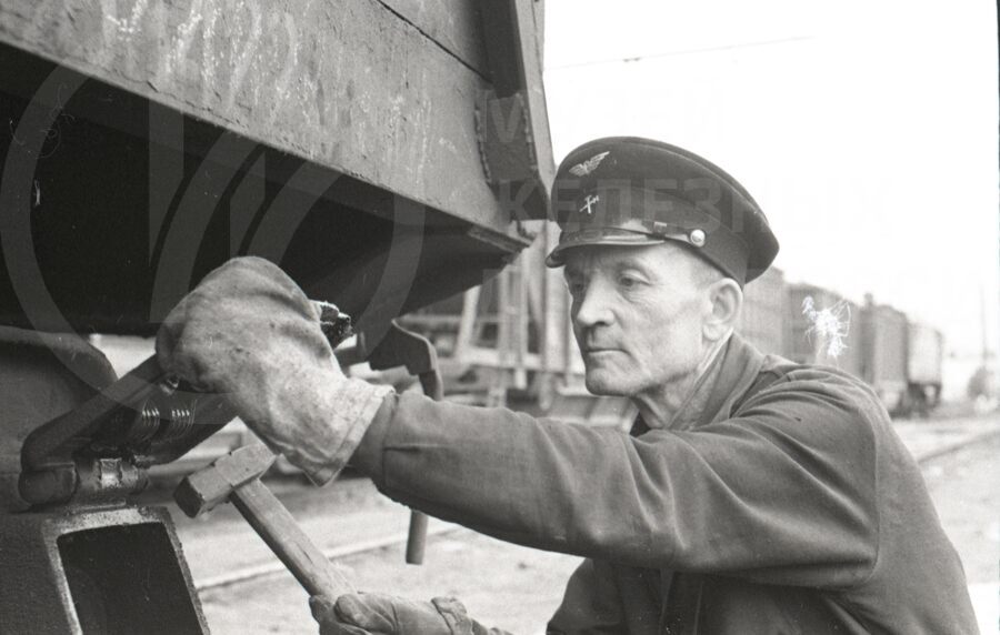 Осмотрщик вагонов депо Ленинград-Сортировочный-Московский. 1973 г.