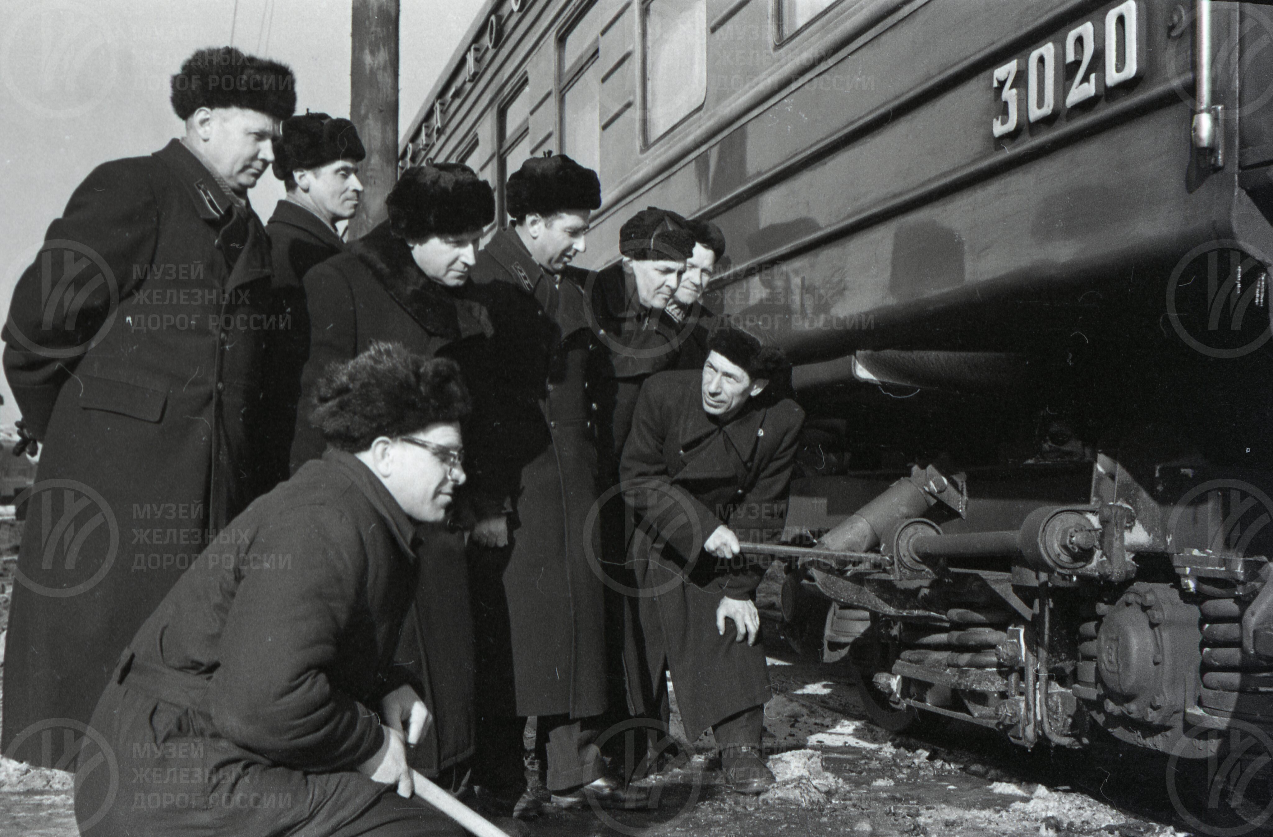 Группа вагонщиков у скоростного пассажирского экспресса. 1963 г., изображение 1