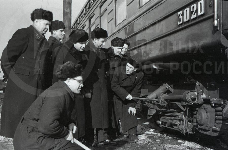 Группа вагонщиков у скоростного пассажирского экспресса. 1963 г.