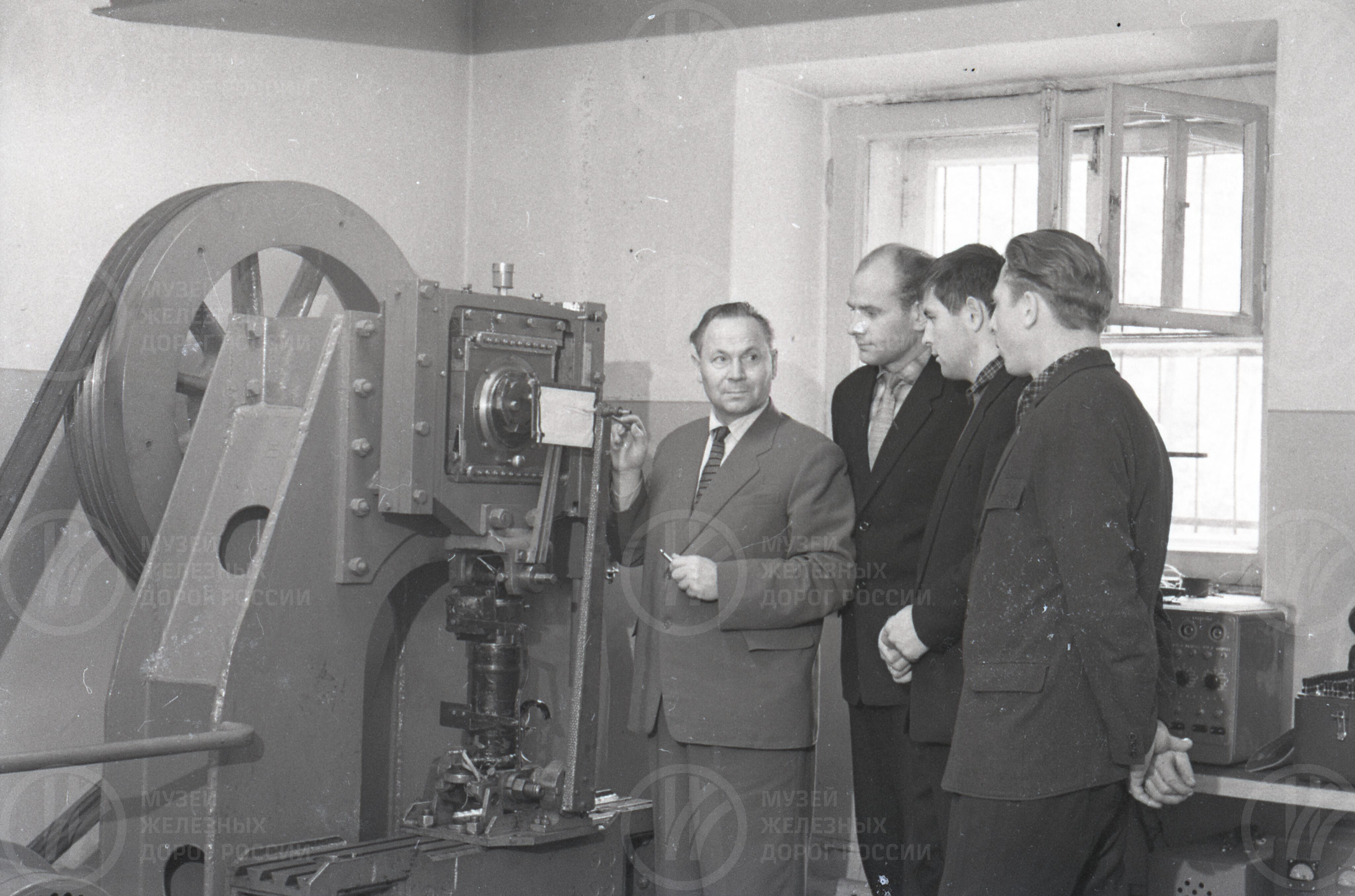 В пробной лаборатории ЛИИЖТа. Кафедра вагоны. 1963 г., image 1