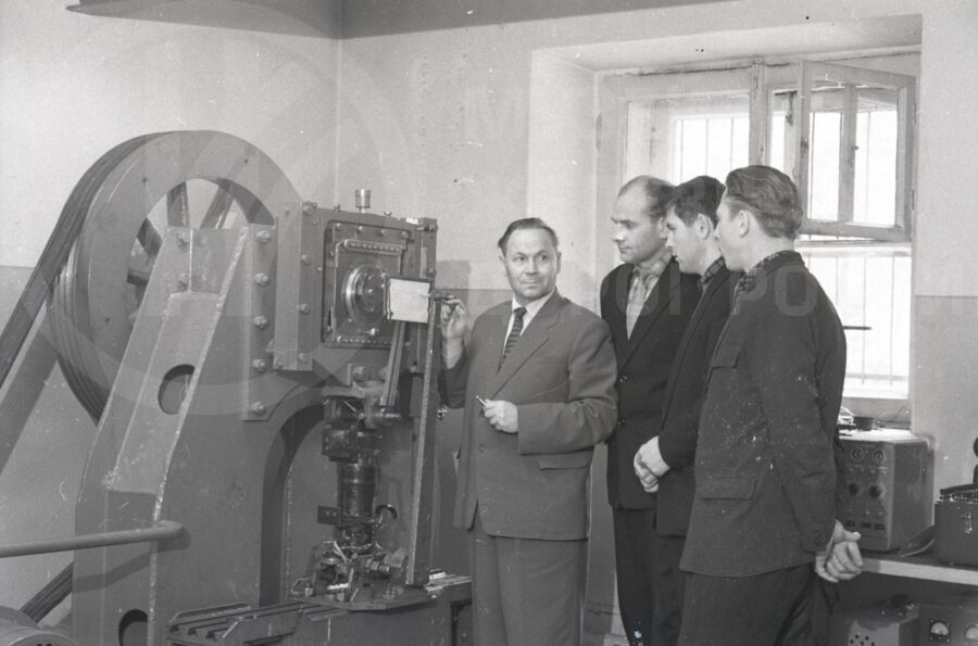 В пробной лаборатории ЛИИЖТа. Кафедра вагоны. 1963 г.