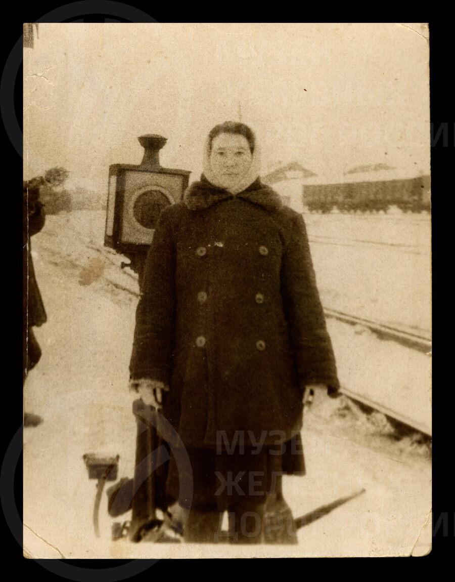 З.П. Керемеева на Великополье у стрелочного паровоза. 1970 г.