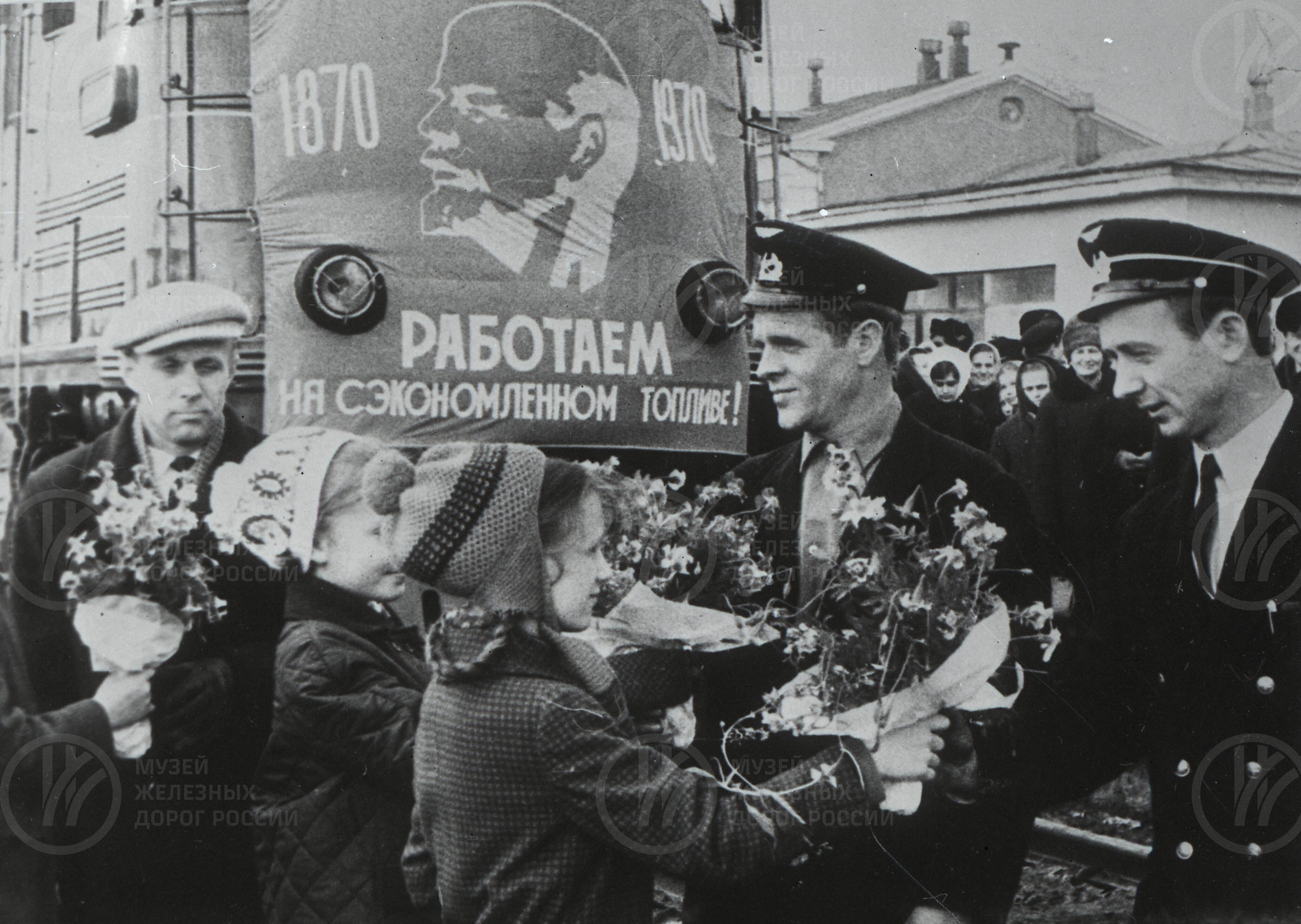 Отправление поезда на сэкономленном топливе в честь 100-летия со дня рождения В.И. Ленина. Станция Великие Луки, image 1