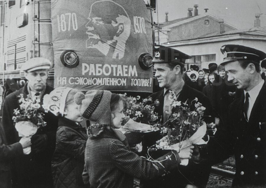 Отправление поезда на сэкономленном топливе в честь 100-летия со дня рождения В.И. Ленина. Станция Великие Луки
