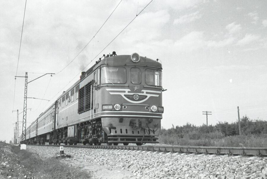 Тепловоз ТЭП60 ведет скоростной поезд. 1962 г.