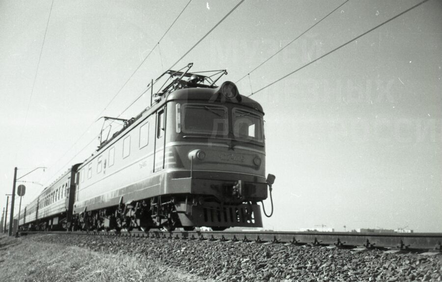 Электровоз ЧС2 с пассажирским поездом на перегоне. 1967 г.