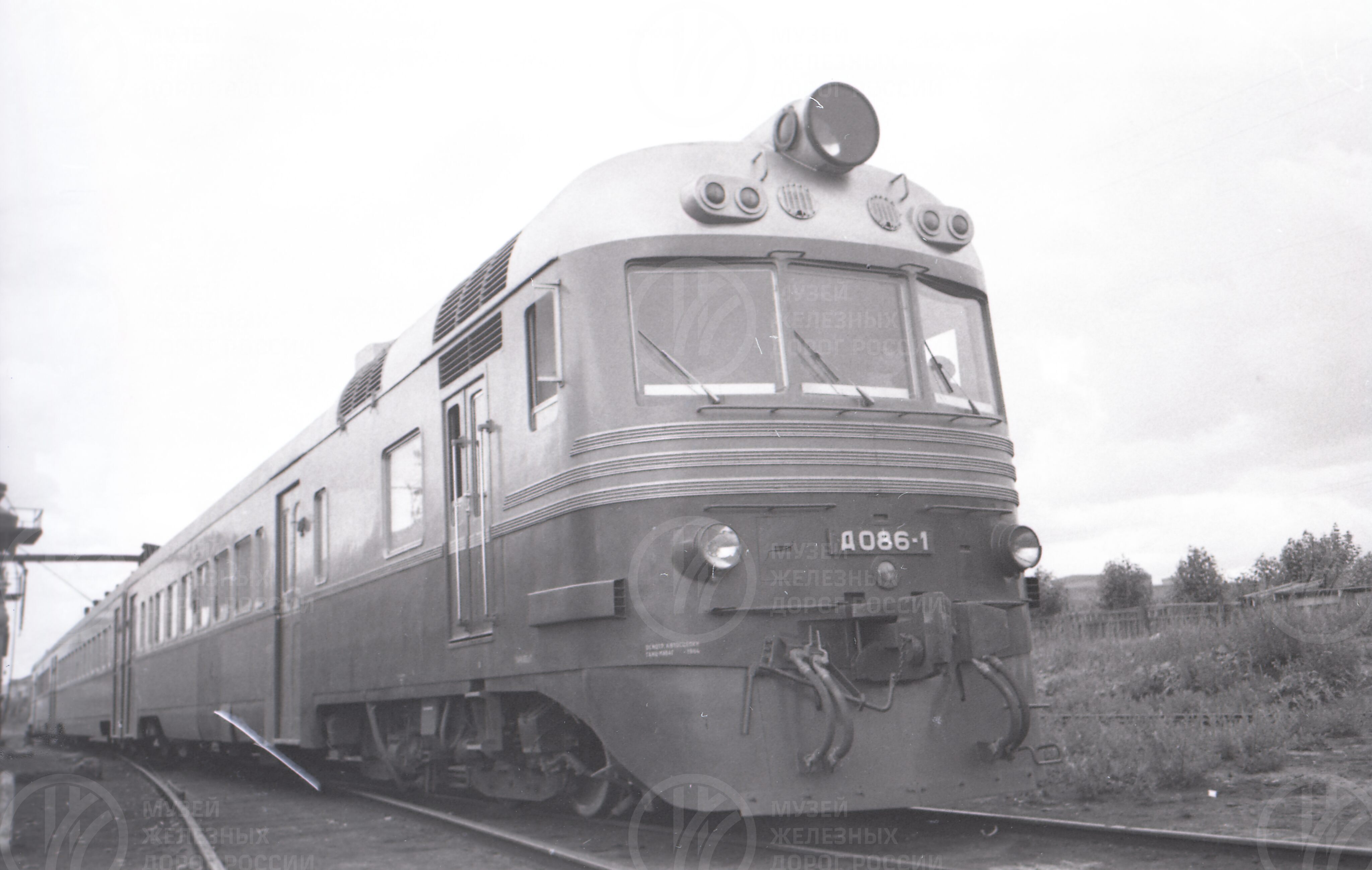 Дизель-поезд пригородного сообщения. 1964 г., image 1