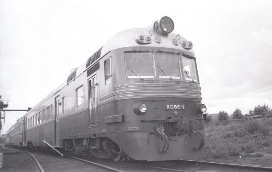 Дизель-поезд пригородного сообщения. 1964 г.