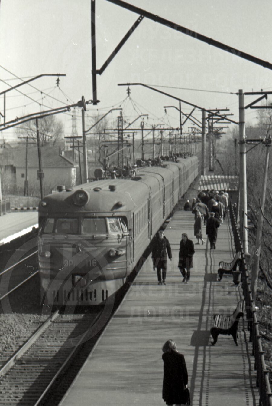 Пригородный электропоезд ЭР. Станция Славянка. 1963 г.