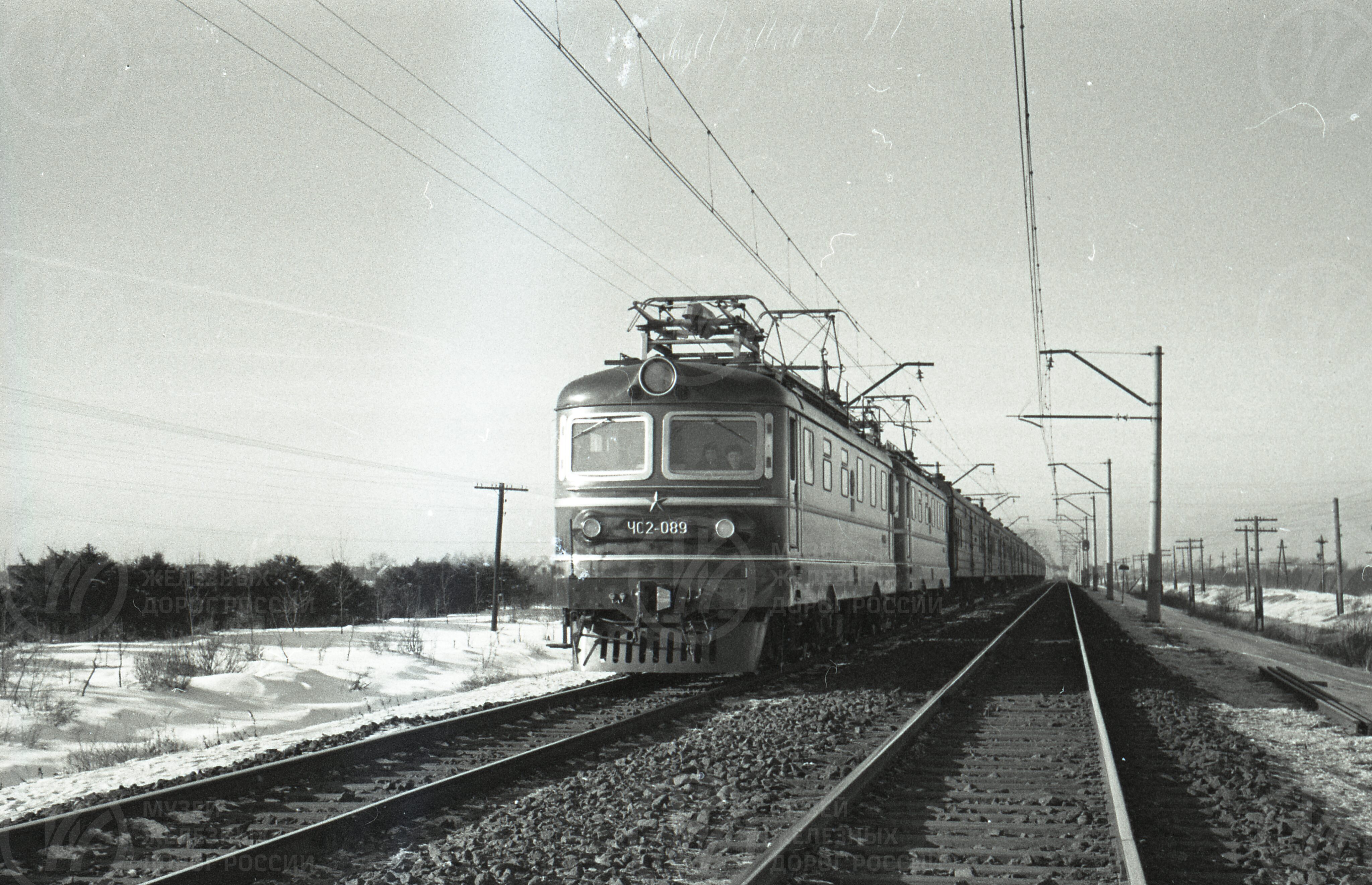 Электровоз ЧС2-089 с пассажирским поездом на перегоне. 1963 г., image 1