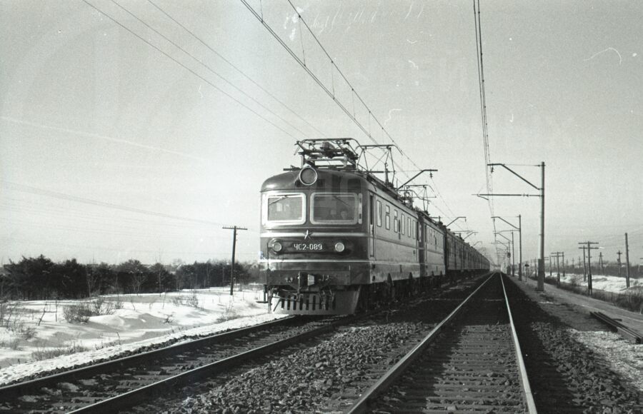 Электровоз ЧС2-089 с пассажирским поездом на перегоне. 1963 г.