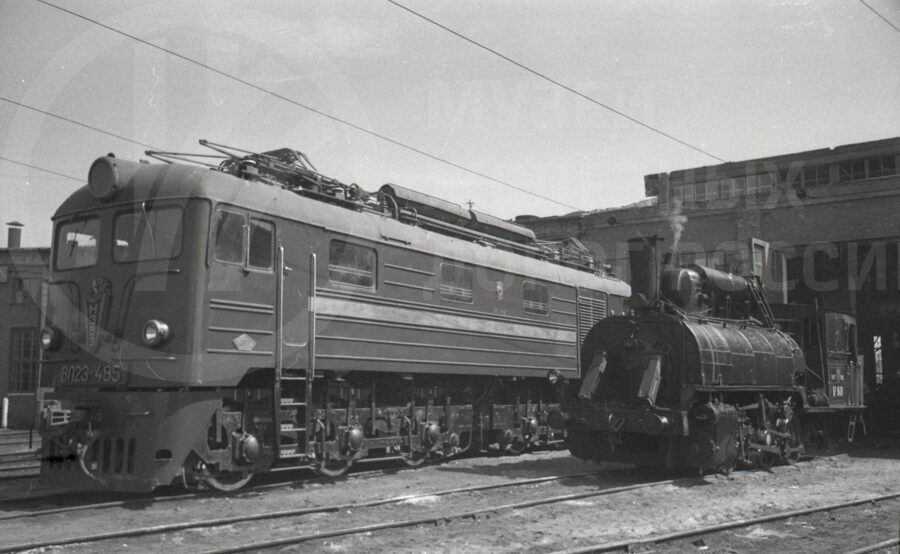 Паровоз и электровоз ВЛ23-485. 1962 г.