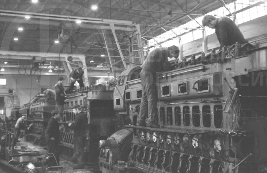 Поточная линия ремонта дизелей. Локомотивное депо Петрозаводск. 1973 г.