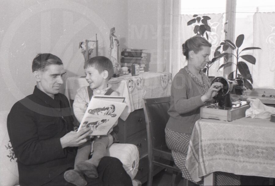 Анатолий Георгиевич Матвеев с семьей. Слесарь депо станции Малая Вишера в новой квартире