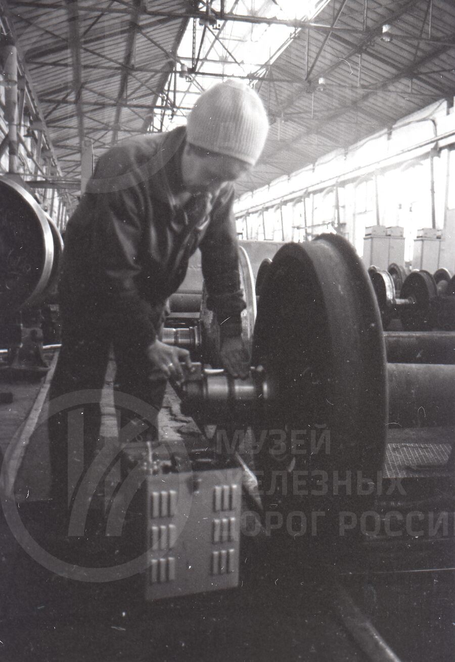 Проверка шеек колесных пар ультра-дефектоскопом . ВЧД-1