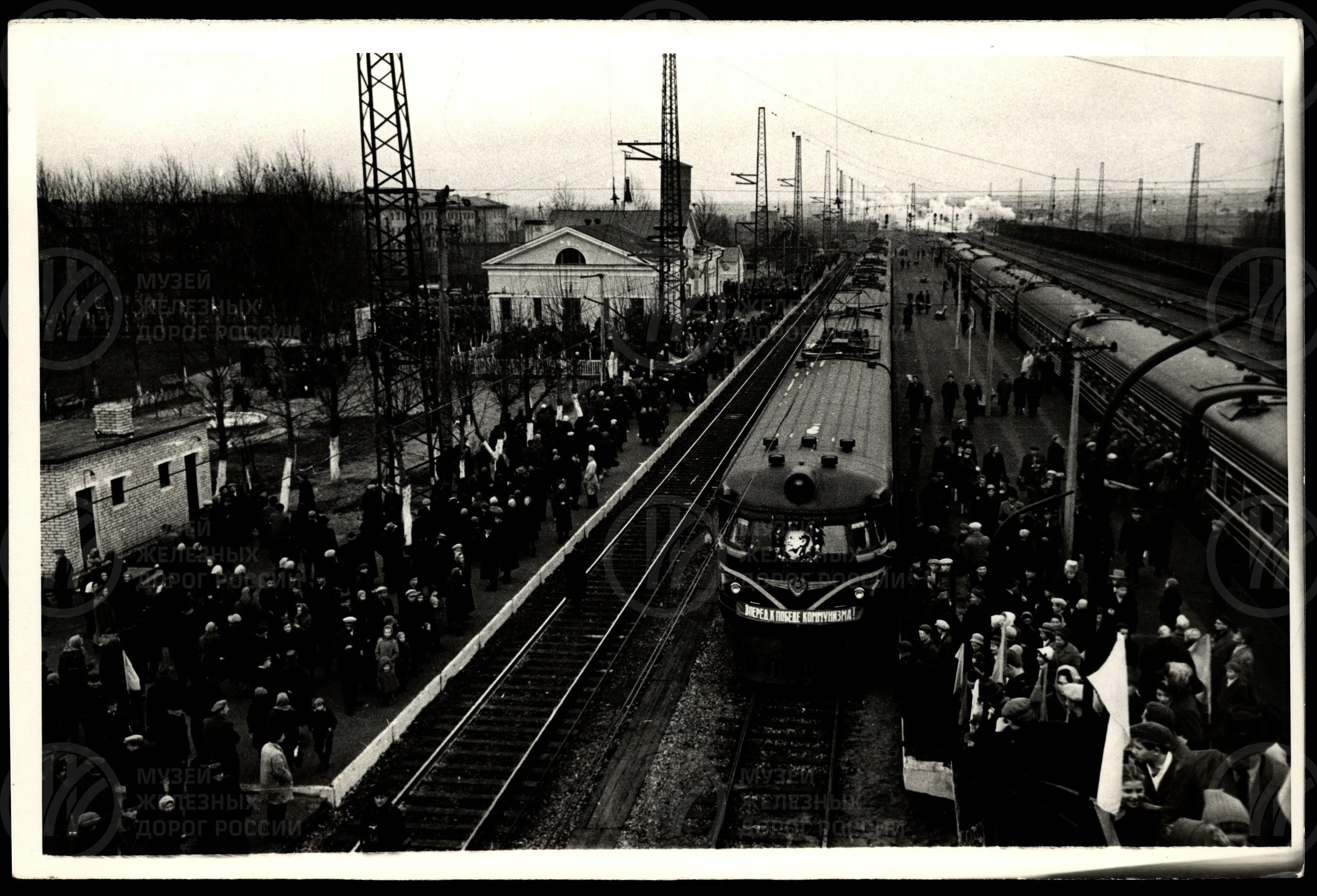 Отправление первого электропоезда со станции Мга после электрификации. 1960-е годы, изображение 1