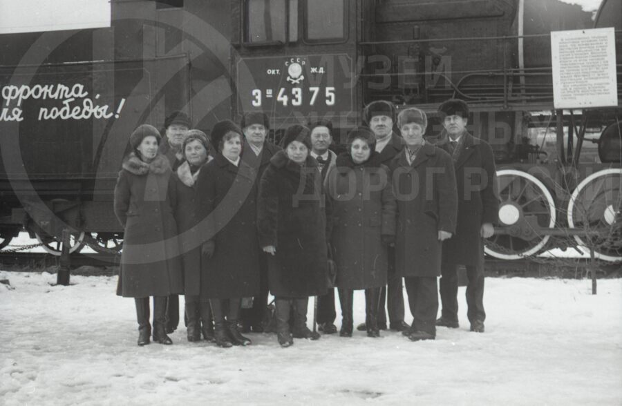 Ветераны «Дороги жизни» у паровоза-памятника Эш 4375. Станция Ладожское Озеро