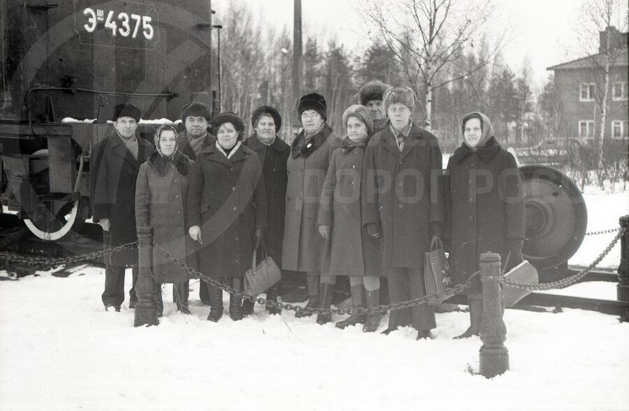 Ветераны «Дороги жизни» у паровоза-памятника Эш-4375. Станция Ладожское Озеро
