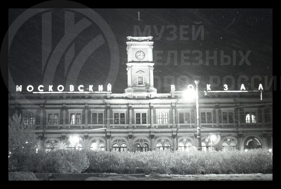 Московский вокзал ночью