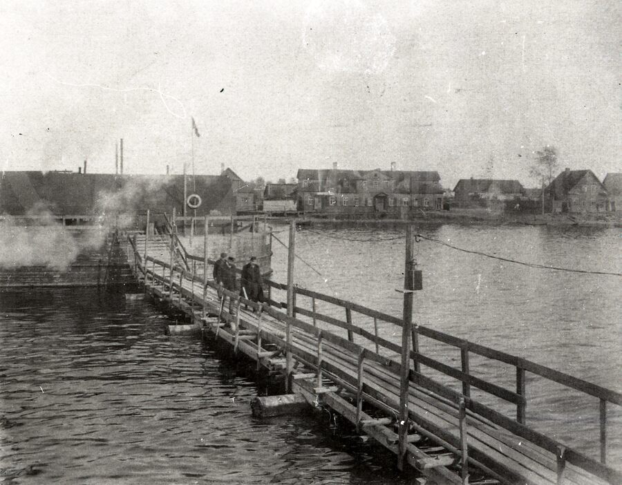 Сооружение опор. Деревня Клочки. 1911 г.