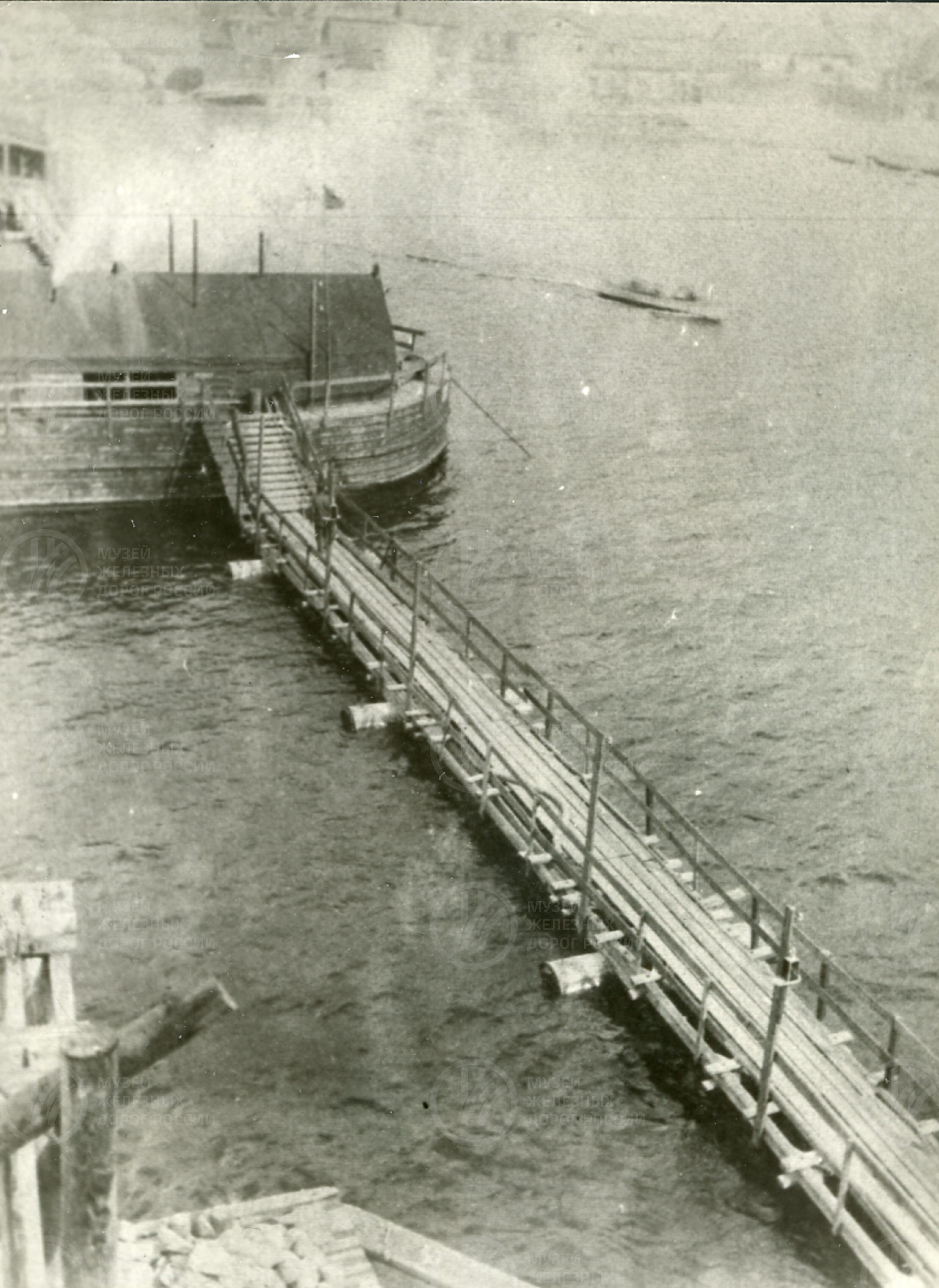 Временные мостки при сооружении опор моста. 1912 г., изображение 1