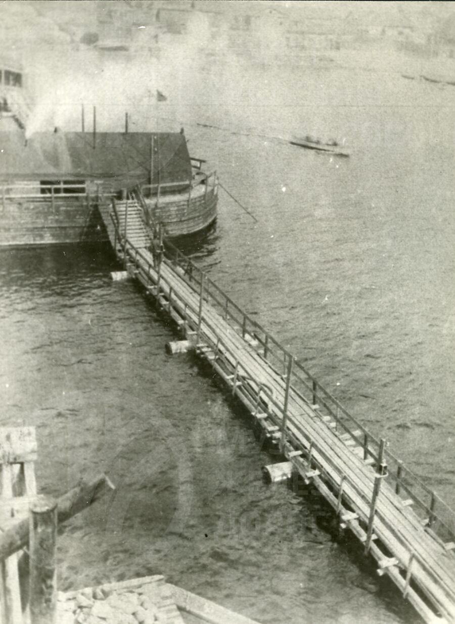 Временные мостки при сооружении опор моста. 1912 г.