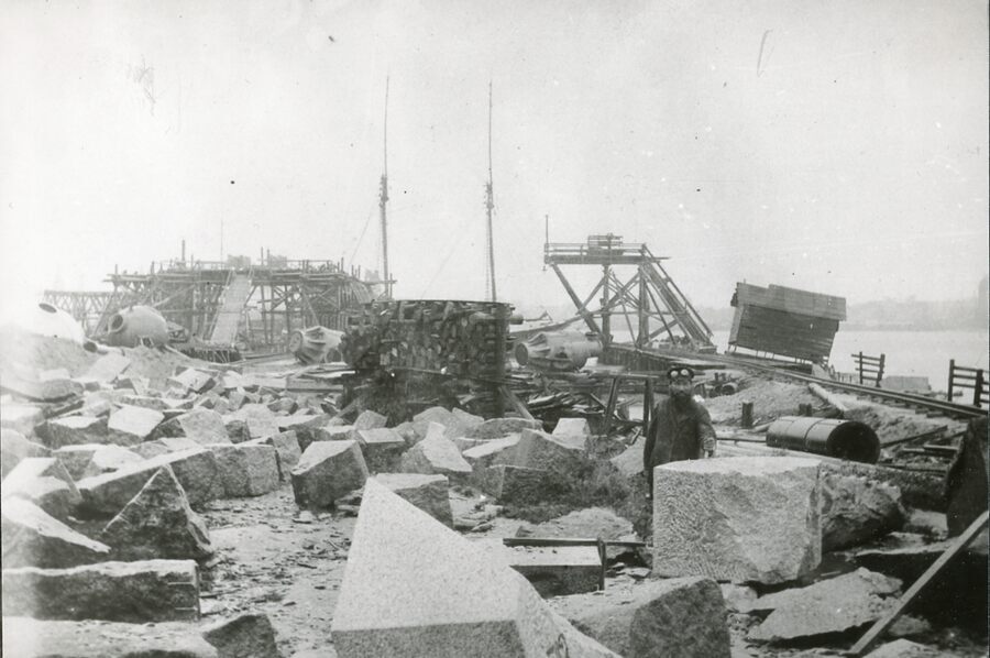 Строительство правобережного устоя. Гранитные блоки. 1911 г.