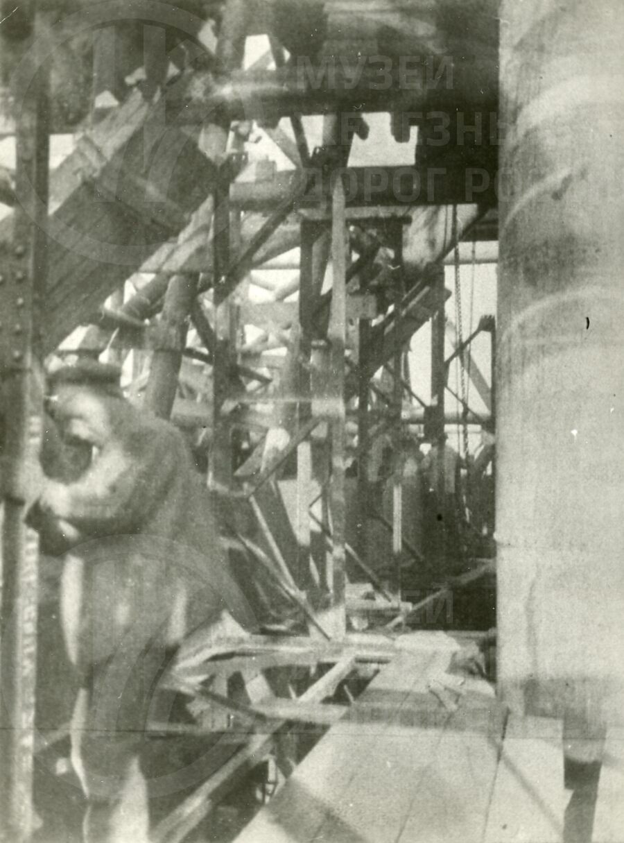 Монтаж пролетных строений моста. 1912 г.
