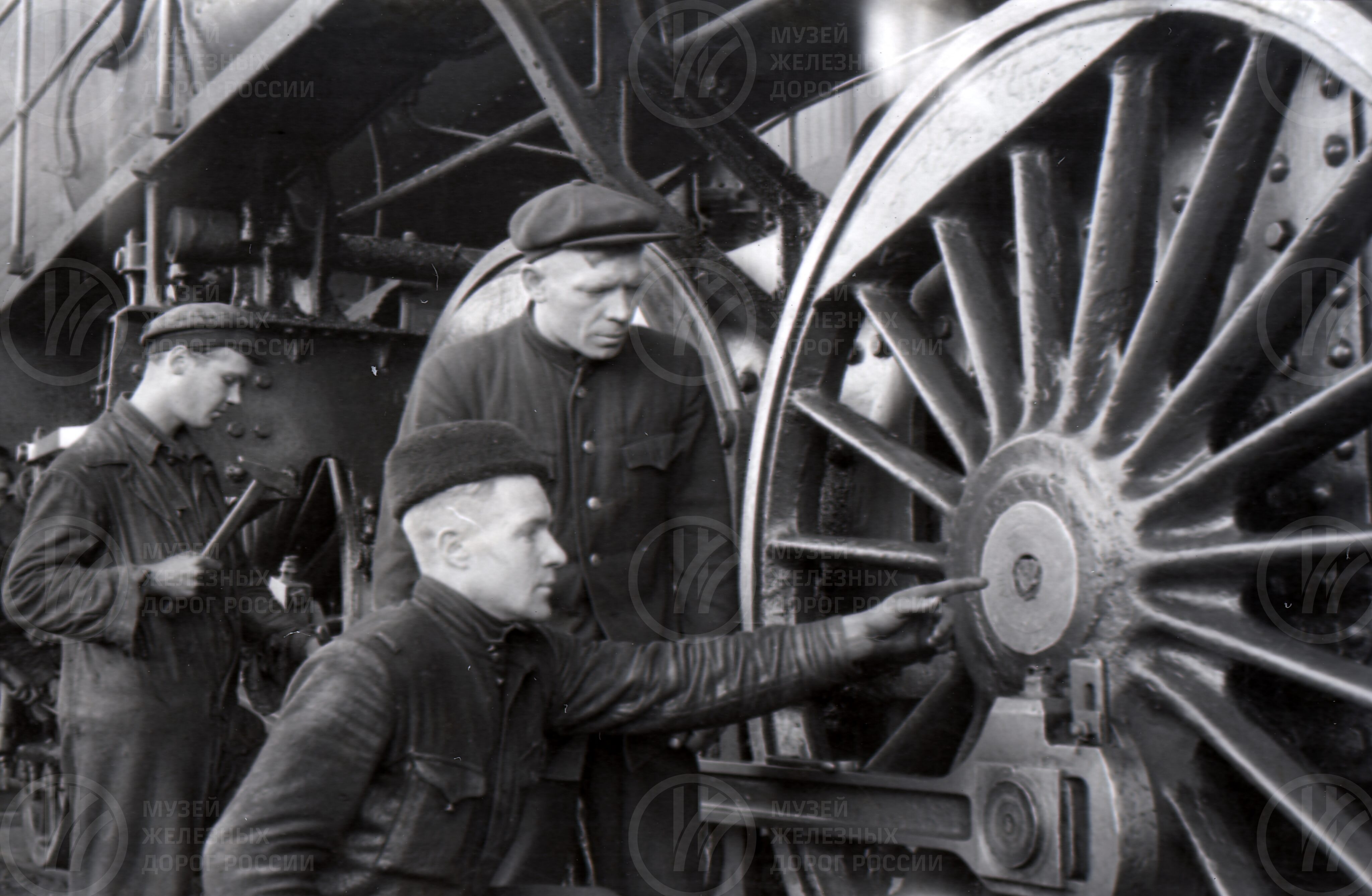 Комплексная бригада ТЧ-8 за ремонтом паровоза. 1948 г., изображение 1