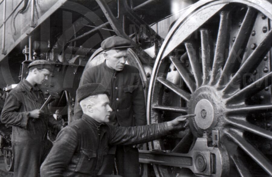 Комплексная бригада ТЧ-8 за ремонтом паровоза. 1948 г.