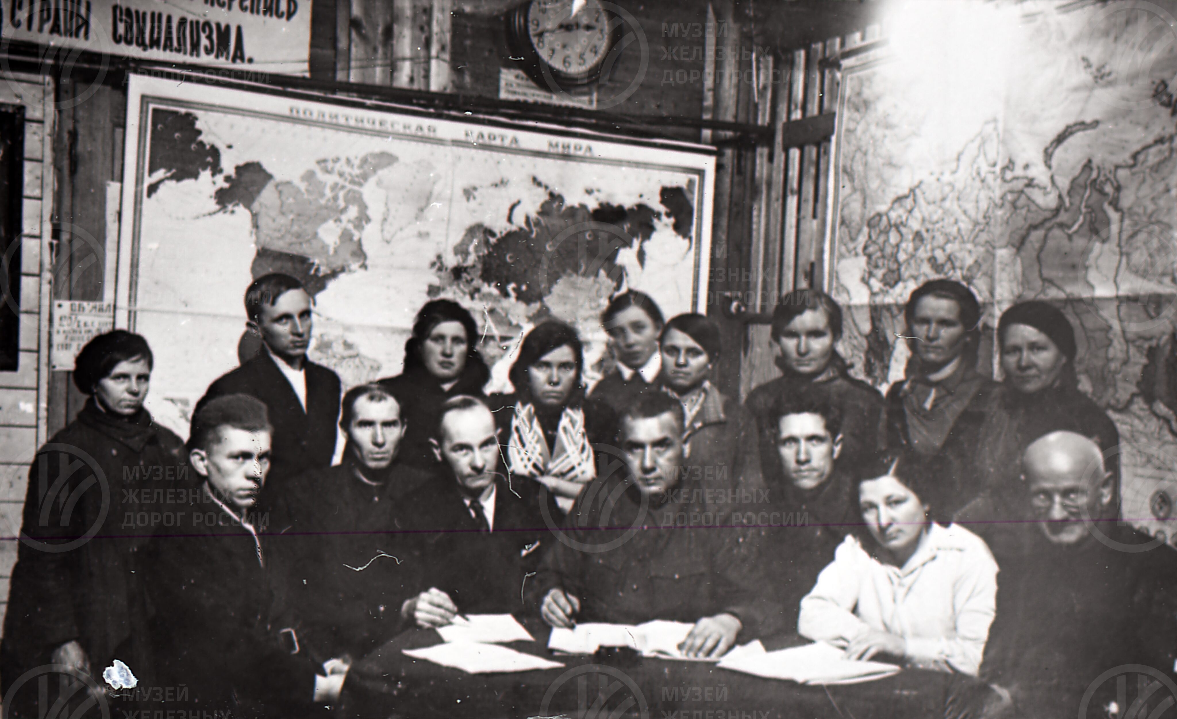 Стахановцы и ударники посылочного отдела. 1930-е годы, изображение 1