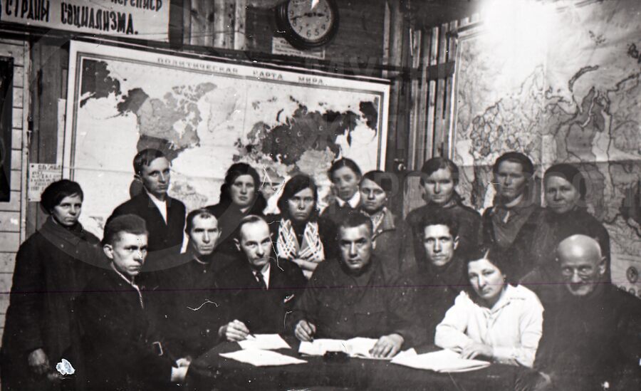 Стахановцы и ударники посылочного отдела. 1930-е годы