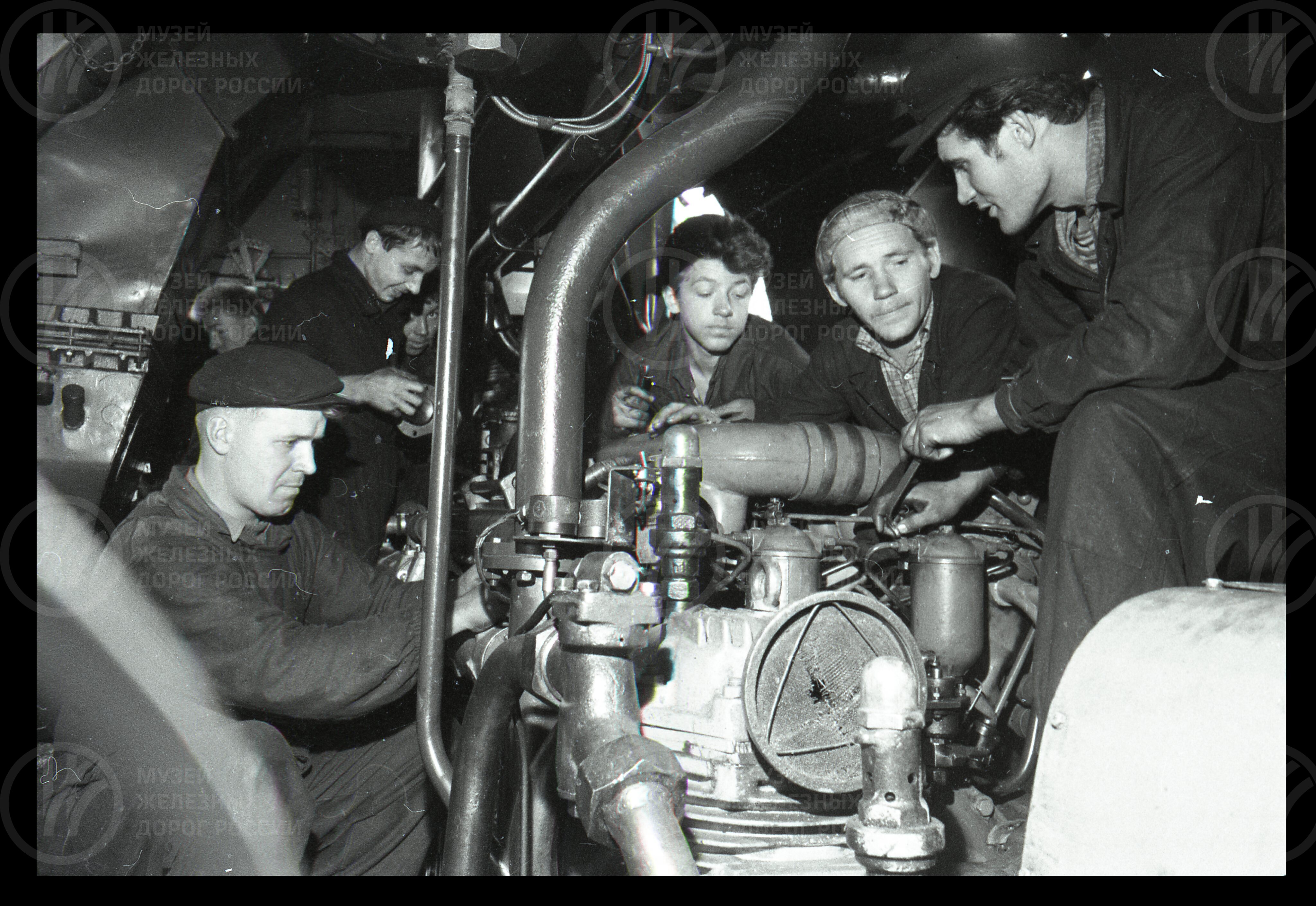 Тепловоз ТГ102. Группа тепловозостроителей, image 3