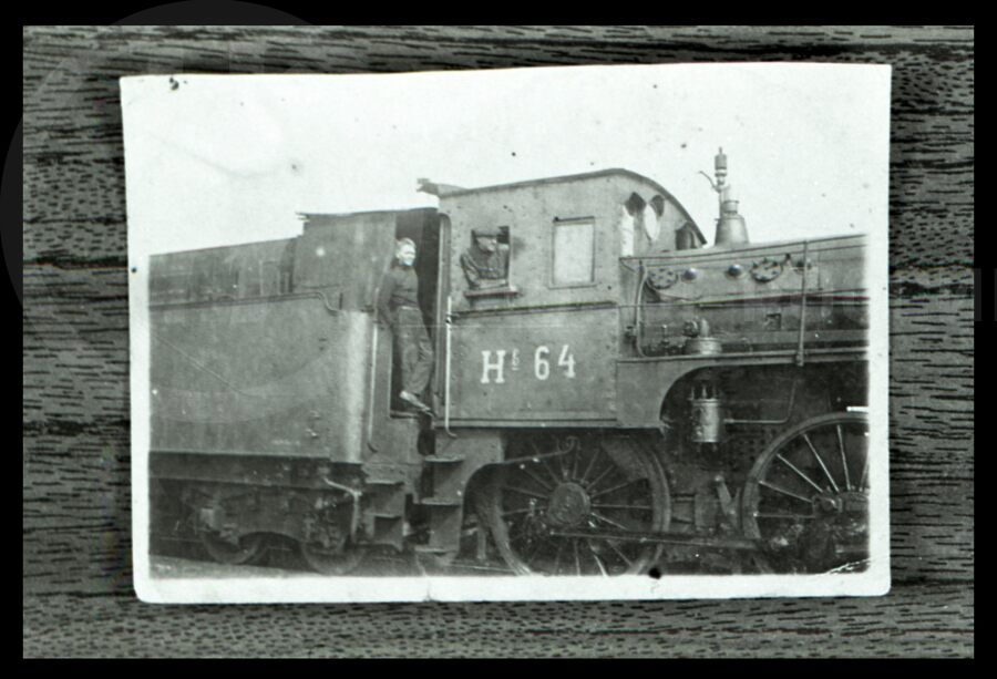 Паровоз Н864.  В будке машинист И.А. Плинер