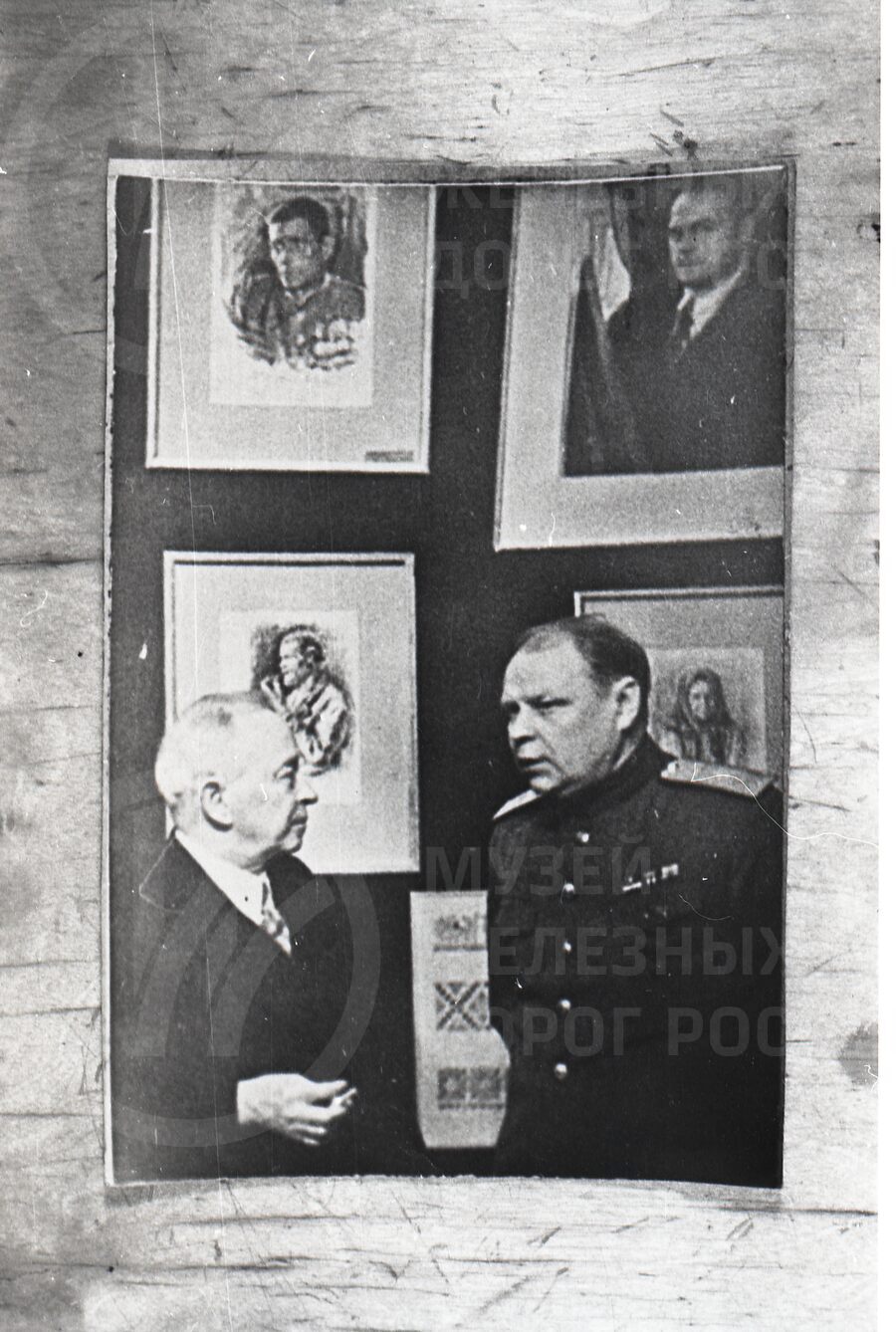 В.М. Виролайнен и Куусинен. На выставке художника Стронка. 1946 г.