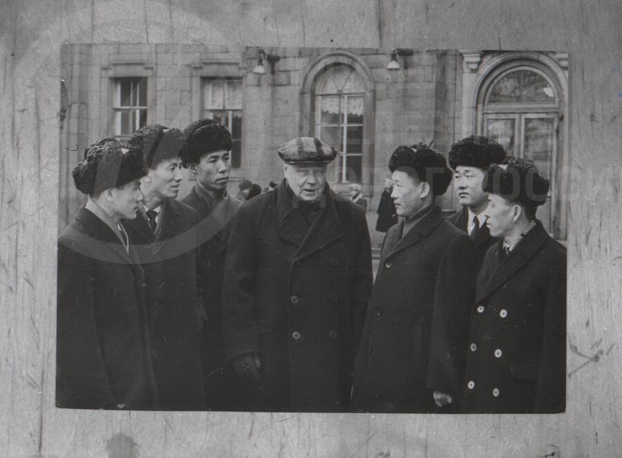 В.М. Виролайнен у музея В.И. Ленина с делегацией Корейской Народной республики. 1973 г.