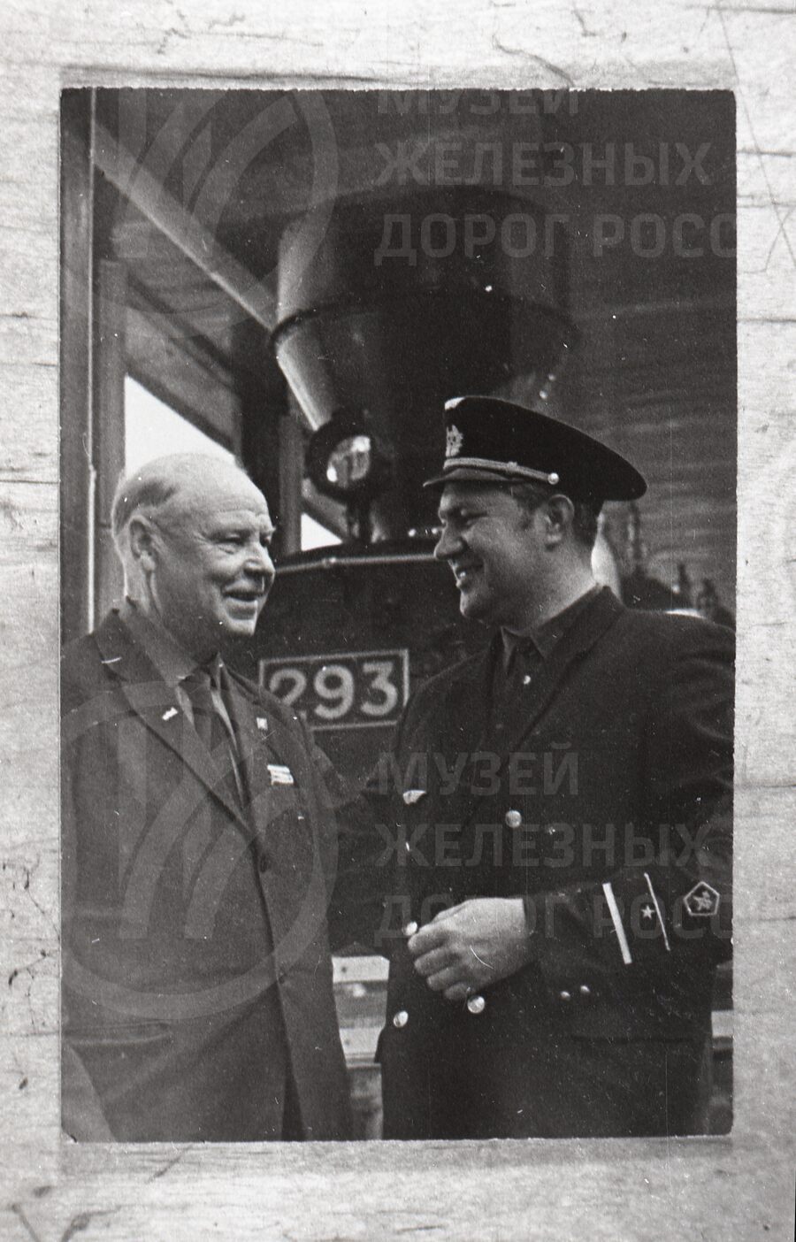 В.М. Виролайнен и начальник локомотивного депо Б.П. Белокосов