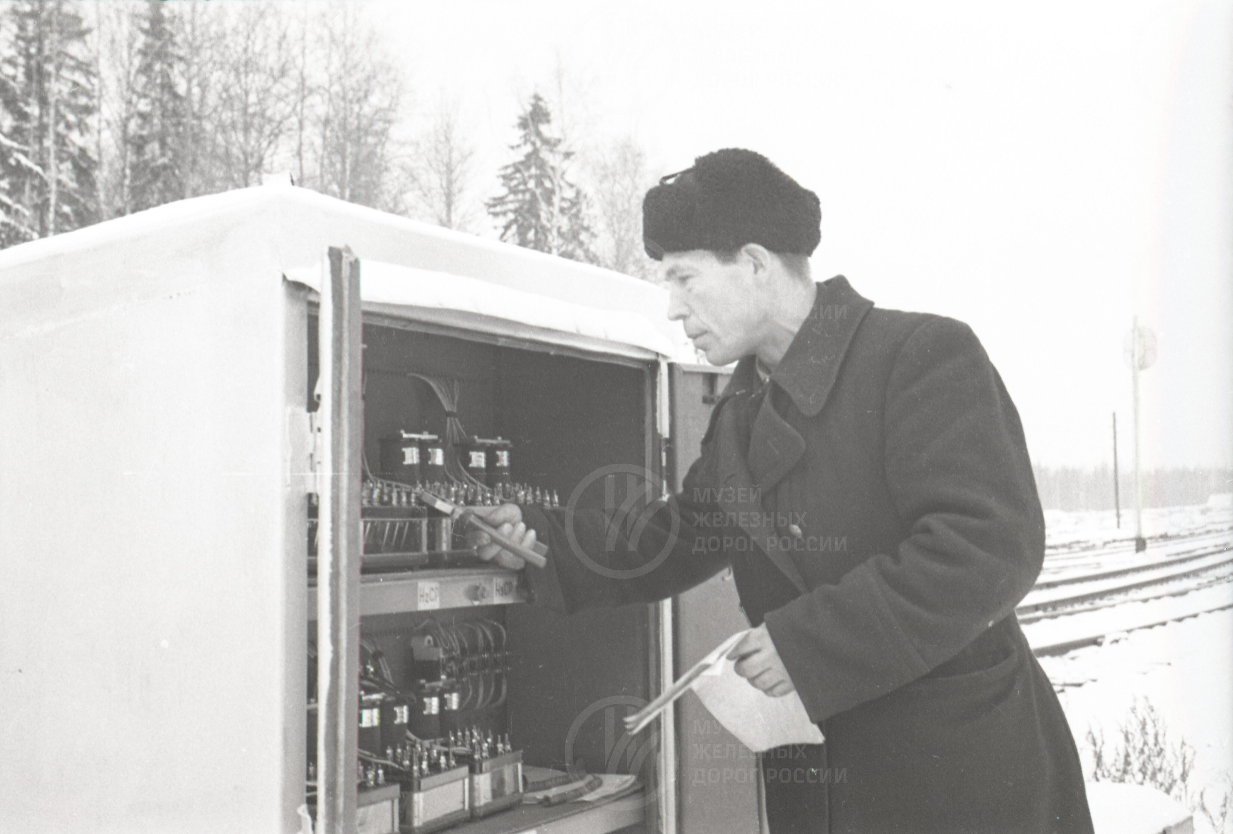 Механик СЦБ у напольного шкафа с релейной аппаратурой. Станция Чаща, image 1