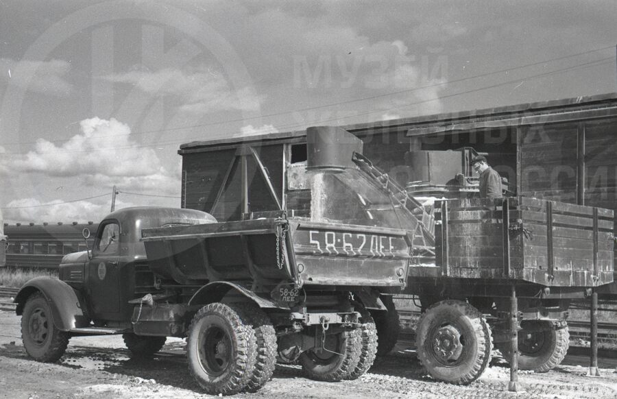 Машина МВС-3М для выгрузки из крытых вагонов минеральных удобрений