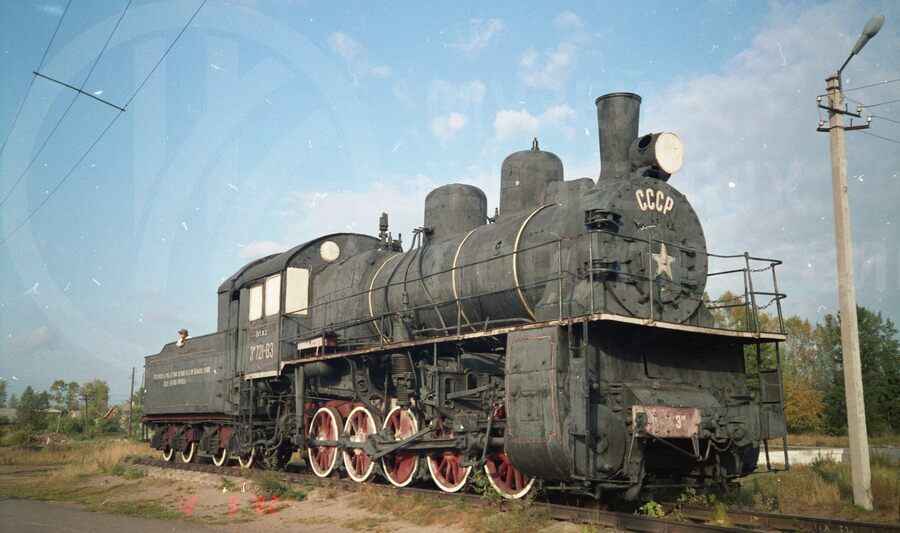 Паровоз-памятник Эм721-83. Станции Петрокрепость